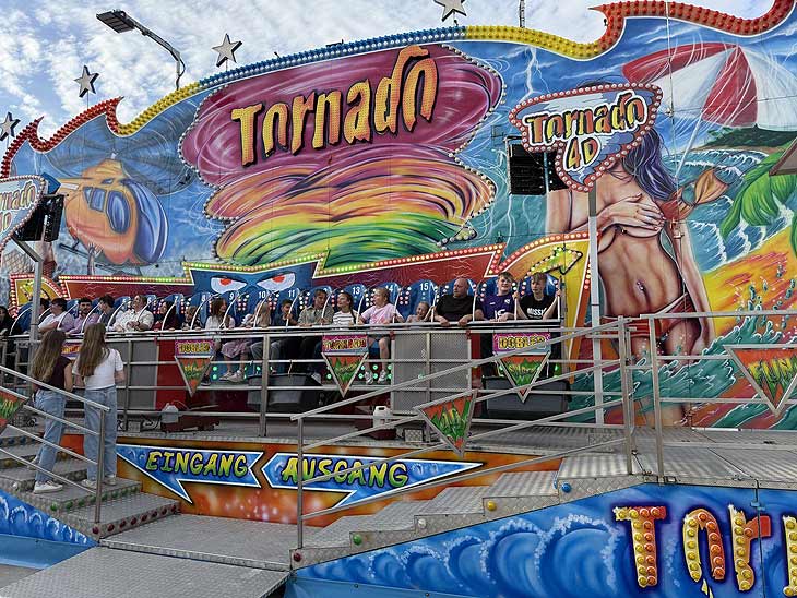Tornado 4D auf dem Schrobenhausener Volksfest 2026 (&copy;Foto: Martin Schmitz)